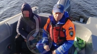 Спасатели  эвакуировали мужчину с острова в Ладожском озере