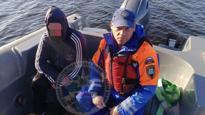Спасатели  эвакуировали мужчину с острова в Ладожском озере