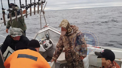 Спасатели эвакуировали рыбаков с Ладожского озера