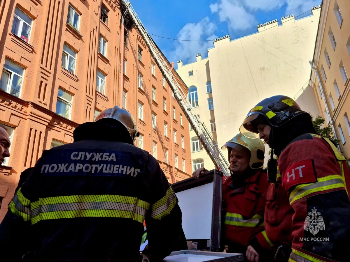 Пожар в доме на Большой Зелениной потушили – на это ушло почти семь часов - tvspb.ru