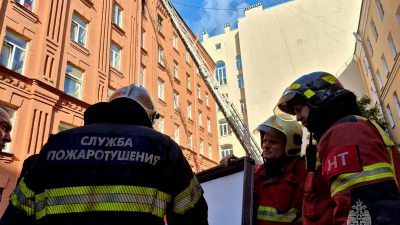 Пожар в доме на Большой Зелениной потушили – на это ушло почти семь часов