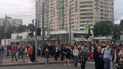 На красной ветке метро восстановили штатное движение после остановки неисправного поезда на «Чернышевской»