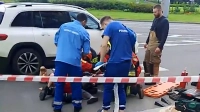 Руль застрял в ноге: часть самоката пробила ногу мужчине после столкновения с автомобилем в Кировском районе