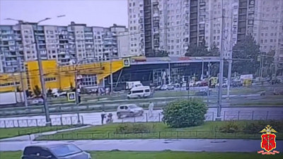 Полицейские спасли подростка, сбитого пенсионеркой на внедорожнике, которая летела на «красный»
