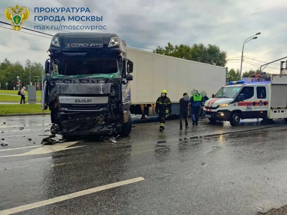 Пешеход погиб при столкновении грузовика и автобуса в Москве - tvspb.ru
