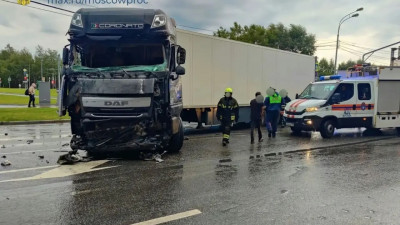 Пешеход погиб при столкновении грузовика и автобуса в Москве