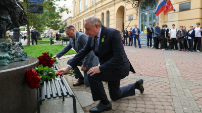 Александр Беглов и Александр Бельский вместе с петербургскими ветеранами провели в Соляном переулке памятную акцию к 85-летию начала блокады