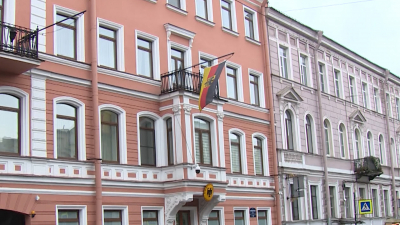 С консульства Германии в Петербурге снимают гербы и таблички