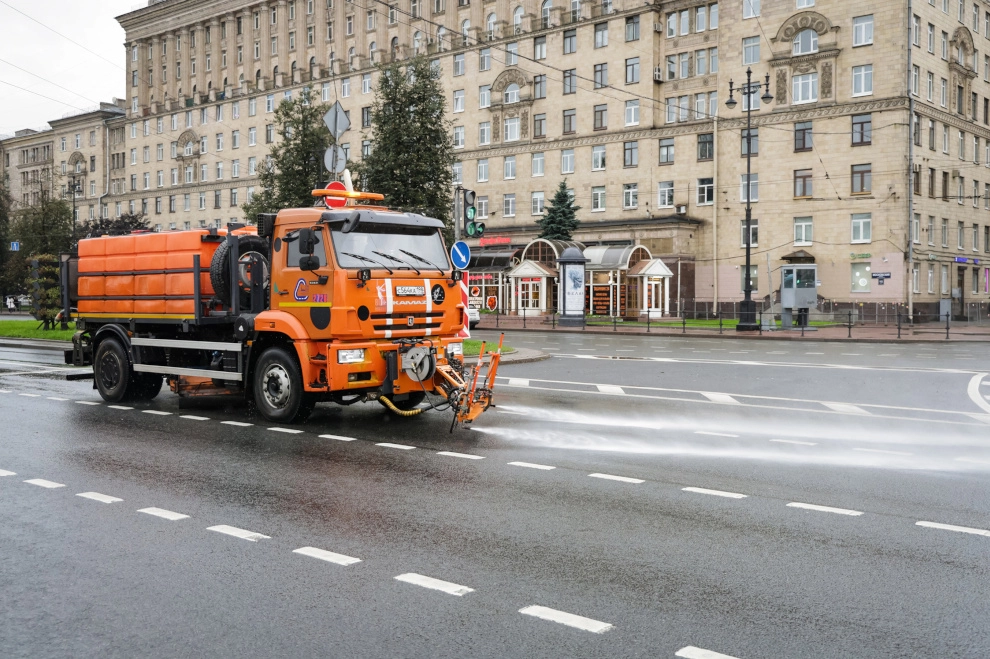 На мытье улиц Петербурга с начала теплого сезона потратили 1,5 млн кубометров воды - tvspb.ru