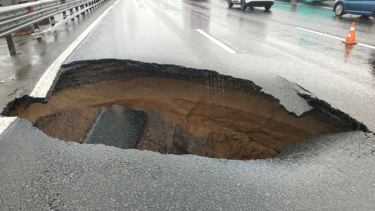На КАД в районе Мурино из-за дождя провалился асфальт: две полосы перекрыты - tvspb.ru