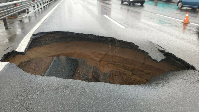 На КАД в районе Мурино из-за дождя провалился асфальт: две полосы перекрыты