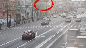 Резво на красный: таксиста-нарушителя заметили на Невском и нашли с помощью городских систем слежения