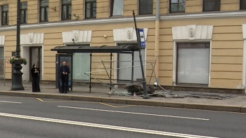 На Невском проспекте кроссовер протаранил остановку общественного транспорта