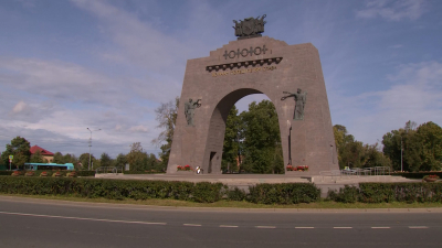 В Красном Селе почтили память защитников города, возложив цветы у арки Победы на площади Воинской Славы
