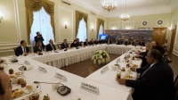 Наблюдатели от МПА СНГ встретились с Бегловым в Смольном