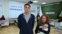 Трехмесячный петербуржец впервые увидел, как проходит процедура голосования