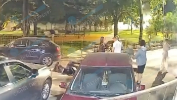 «Мама, не надо!»: в Петербурге пара жестоко избила девушек на глазах у собственного ребёнка из-за брошенного льда