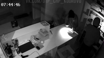 Под покровом ночи: в Кудрово подростки ограбили пункт выдачи заказов