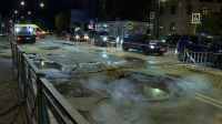 Провал грунта на Московском: автомобиль ушел в яму после прорыва трубы