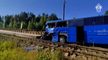 Суд назначил 3,5 года колонии водителю автобуса, столкнувшегося с поездом в Ленобласти