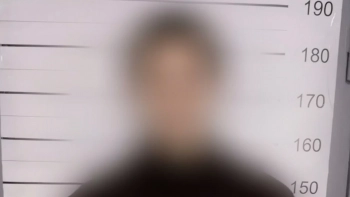 В Петербурге полиция задержала двух рецидивистов, ограбивших прохожего в парке