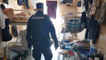 Битва за плащ: в Ленобласти рабочий зарезал соседа по общежитию в споре за одежду