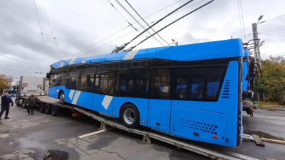 В Петербург привезли новые низкопольные троллейбусы