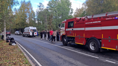 Пострадавших в аварии с автобусом в поселке Серово осматривают медики, серьезных травм нет