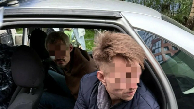 В Петербурге росгвардейцы задержали двоих мужчин, разбивших бутылку об голову оппонента во дворе ЖК