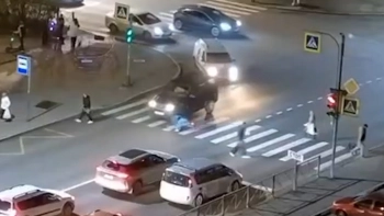 В Красном Селе автомобиль сбил двух человек на электросамокате
