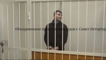 Забрал продукты и 28 тысяч рублей: напавшего с битой на женщину в Петербурге отправили в СИЗО