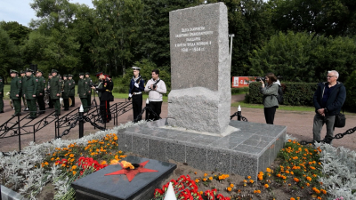 В Ломоносове в память о погибших жителях и защитниках города несли цветы к мемориалу «Красная Слобода»