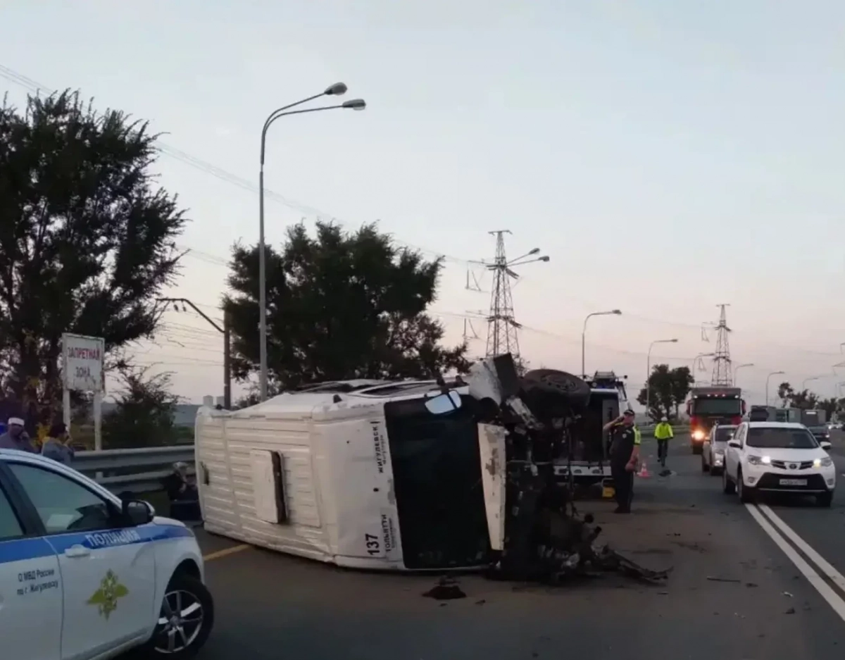 Взорвалось колесо: 16 человек пострадали в ДТП с автобусом в Самарской области - tvspb.ru