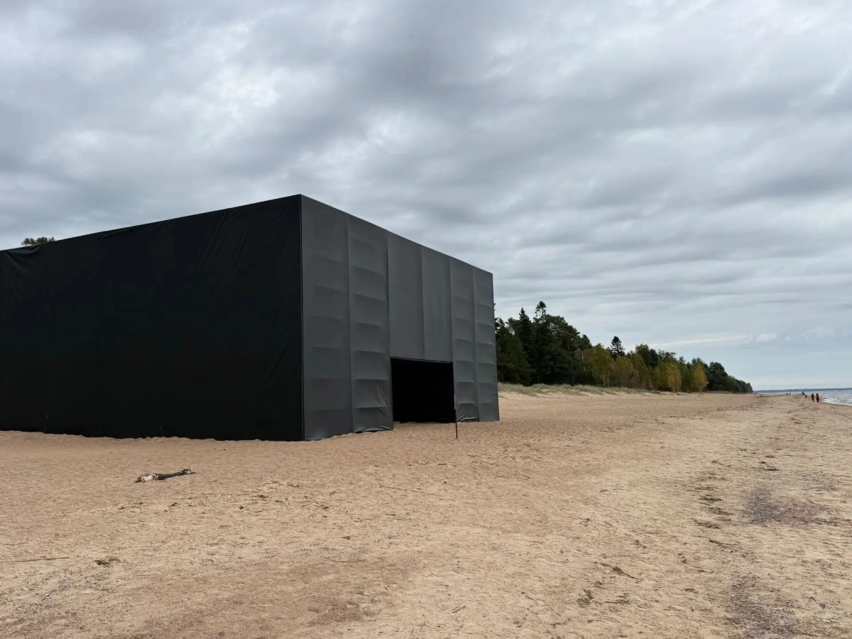 На пляже в Комарово появилась «Черная комната» из «Сталкера» - tvspb.ru