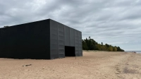 На пляже в Комарово появилась «Черная комната» из «Сталкера»