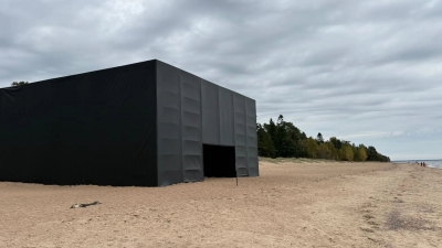 На пляже в Комарово появилась «Черная комната» из «Сталкера»