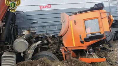 Грузовик протаранил поезд в Псковской области: что известно о ДТП на переезде