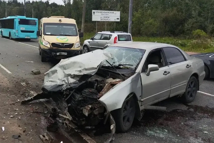 Росгвардейцы спасли водителя с переломом челюсти, плеча и травмами головы в Ломоносове - tvspb.ru