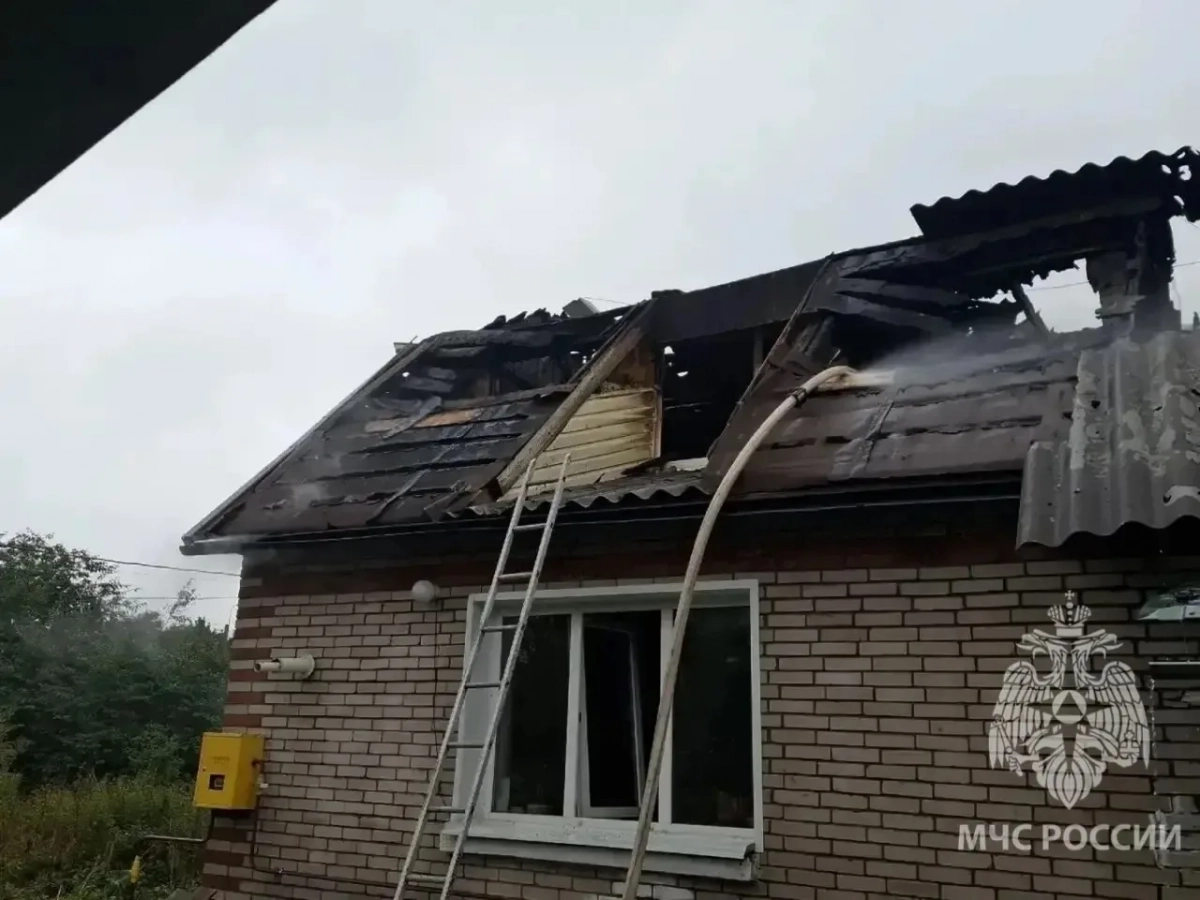 При пожаре в Ленобласти пострадала девочка, при разборе завалов нашли погибшего - tvspb.ru