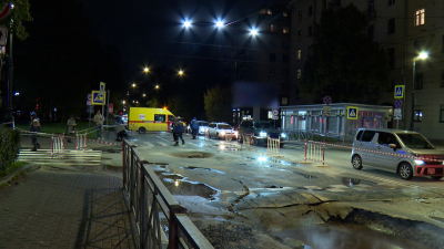 На месте прорыва трубы у площади Братьев Стругацких завершились аварийные работы
