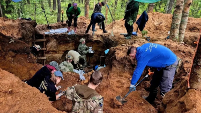 Останки 102 красноармейцев нашли поисковики под Петербургом
