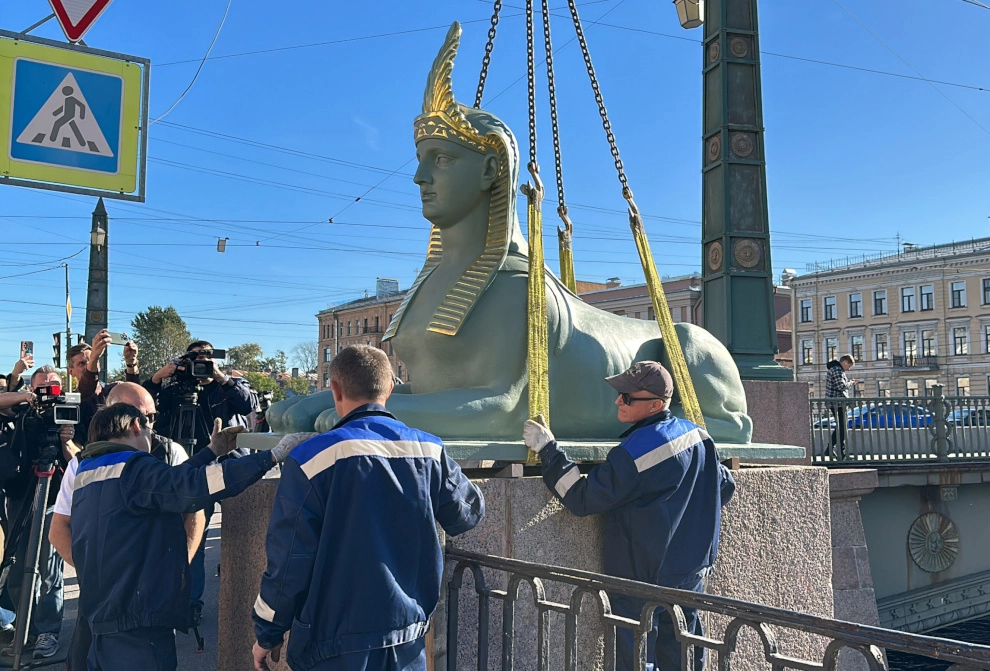 В год 200-летия Египетского моста переправу вновь украсили отреставрированные сфинксы - tvspb.ru