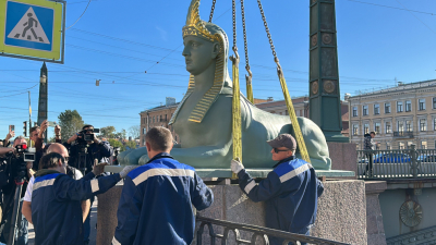 В год 200-летия Египетского моста переправу вновь украсили отреставрированные сфинксы