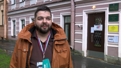 На избирательном участке в Петербурге возник спор из-за списков избирателей и сейф-пакетов