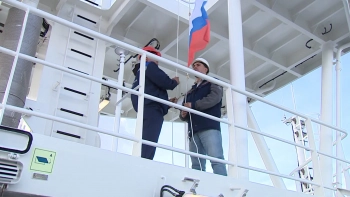 60 тонн филе и 250 тонн рыбной муки в сутки – на рыболовном траулере «Механик Щербаков» подняли флаг