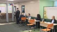 На избирательном участке в Петербурге возник спор из-за списков избирателей и сейф-пакетов