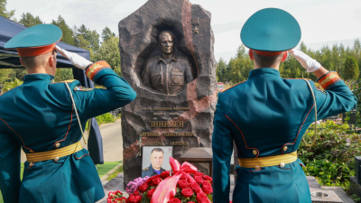 Александр Беглов почтил память Героя России главы МЧС Евгения Зиничева