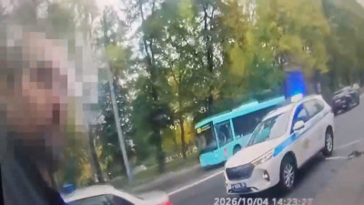Пьяный вандал устроил погром в троллейбусе на Кирочной и сбежал к медуниверситету