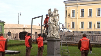 Серые ящики цвета невской воды: Летний сад укрывает скульптуры до весны