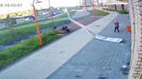 Часть фасада жилого комплекса в Ленобласти обрушилась в миллиметрах от проходивших внизу жителей дома